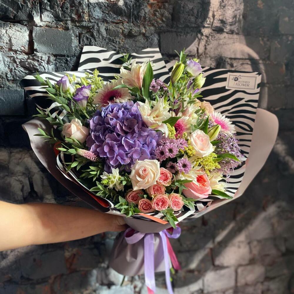 Букет из гортензии, роз, лилии, гербер, лимониума, сантини и эустомы в стильной упаковке Туманное поле