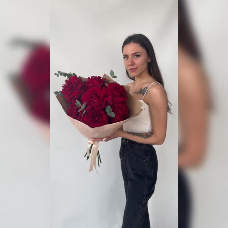 Бархатные французские розы с эвкалиптом, 7 штучек